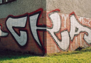 1-graffiti-na-keramickem-obkladu-a-brizolitove-omitce
