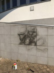 3-graffiti-na-keramickem-obkladu-1615321148